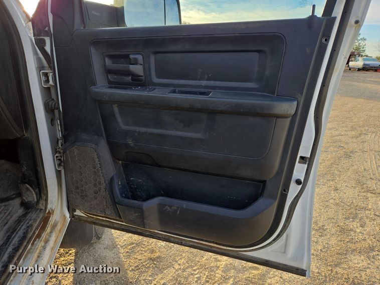 image for item ES2660 2016 RAM 3500HD Crew Cab pickup truck