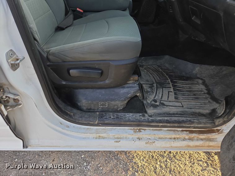 image for item ES2660 2016 RAM 3500HD Crew Cab pickup truck