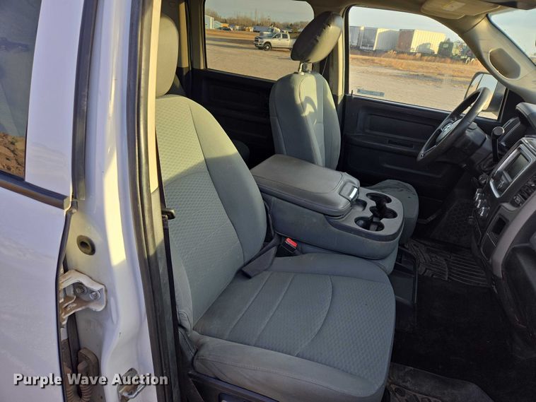 image for item ES2660 2016 RAM 3500HD Crew Cab pickup truck