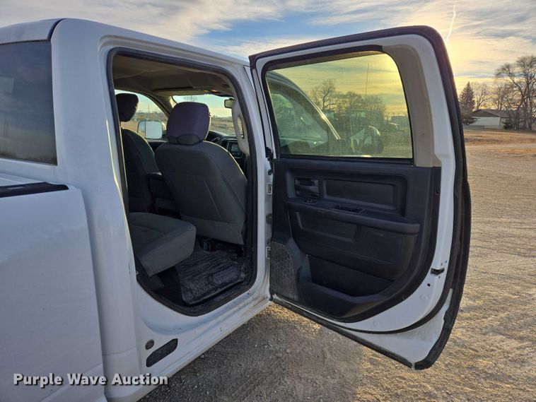 image for item ES2660 2016 RAM 3500HD Crew Cab pickup truck