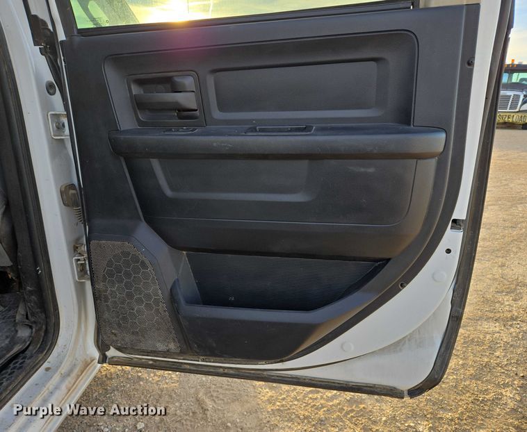 image for item ES2660 2016 RAM 3500HD Crew Cab pickup truck