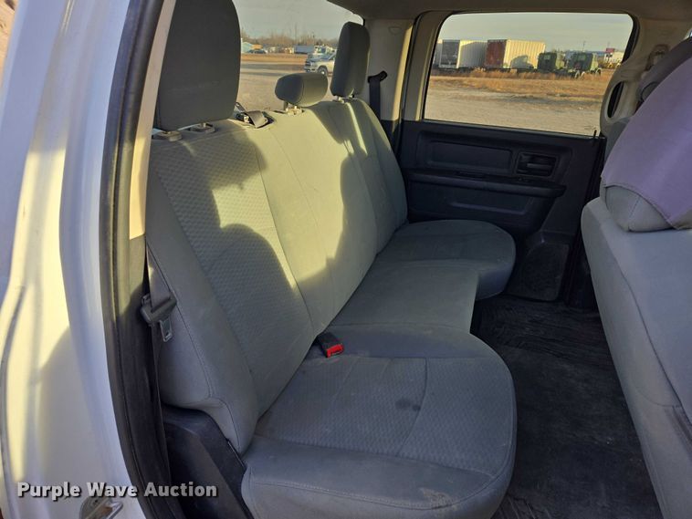 image for item ES2660 2016 RAM 3500HD Crew Cab pickup truck