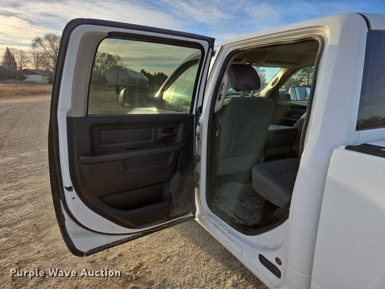 image for item ES2660 2016 RAM 3500HD Crew Cab pickup truck