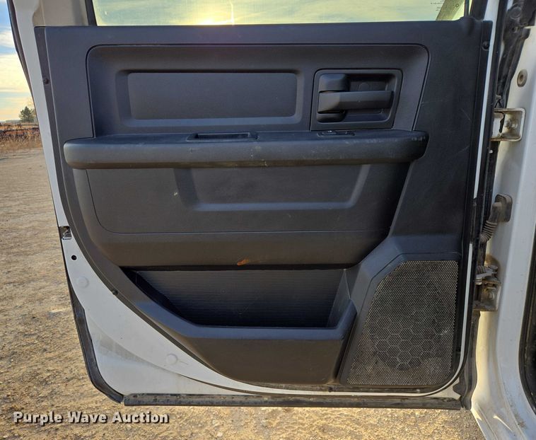 image for item ES2660 2016 RAM 3500HD Crew Cab pickup truck