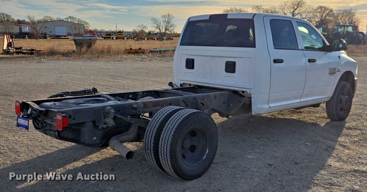 image for item ES2661 2018 RAM 3500HD Crew Cab truck cab and chassis