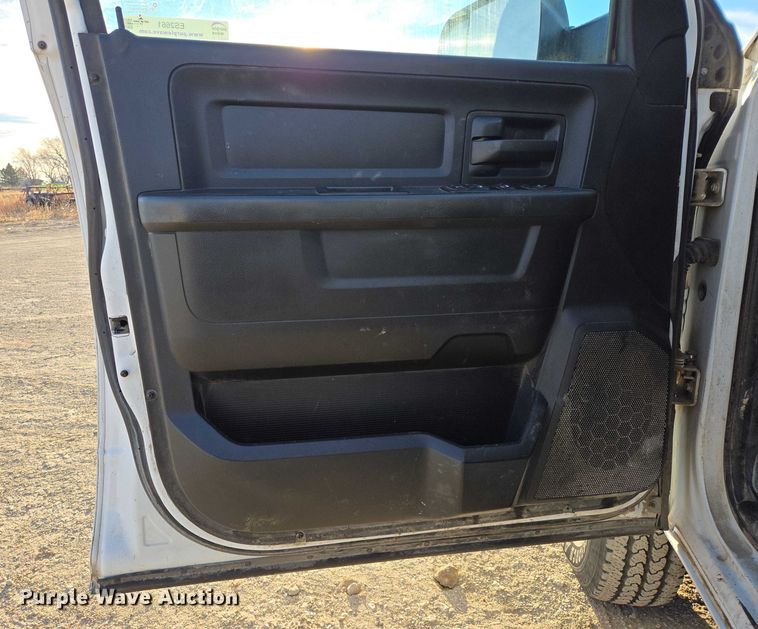 image for item ES2661 2018 RAM 3500HD Crew Cab truck cab and chassis