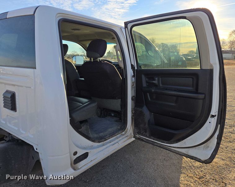 image for item ES2661 2018 RAM 3500HD Crew Cab truck cab and chassis