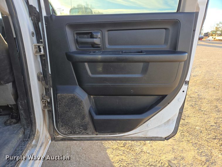 image for item ES2661 2018 RAM 3500HD Crew Cab truck cab and chassis