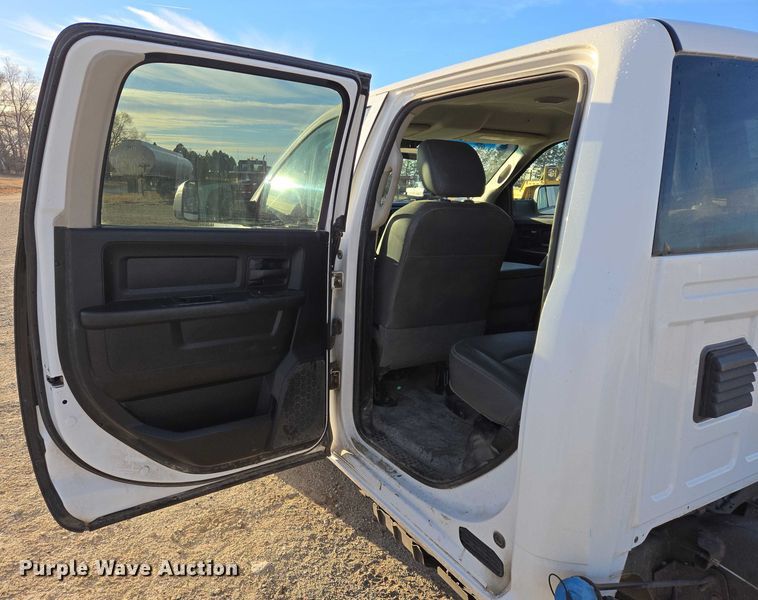 image for item ES2661 2018 RAM 3500HD Crew Cab truck cab and chassis