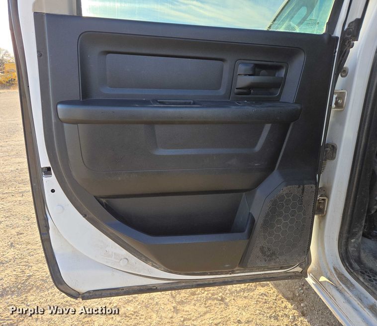 image for item ES2661 2018 RAM 3500HD Crew Cab truck cab and chassis