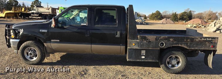 image for item ES2662 2004 Ford F350  Super Duty Crew Cab flatbed truck