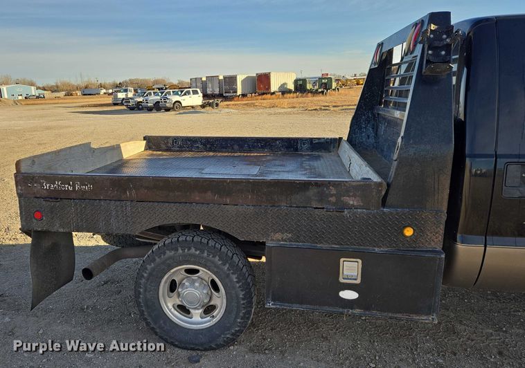 image for item ES2662 2004 Ford F350  Super Duty Crew Cab flatbed truck