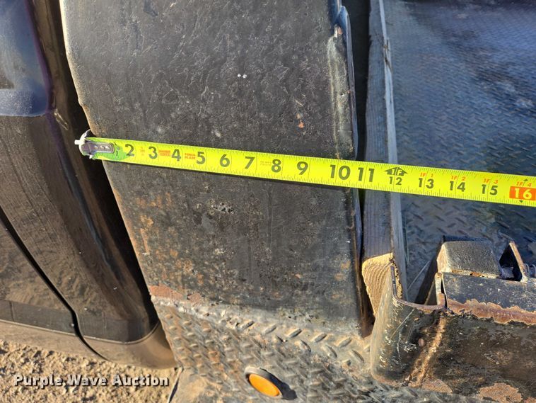 image for item ES2662 2004 Ford F350  Super Duty Crew Cab flatbed truck