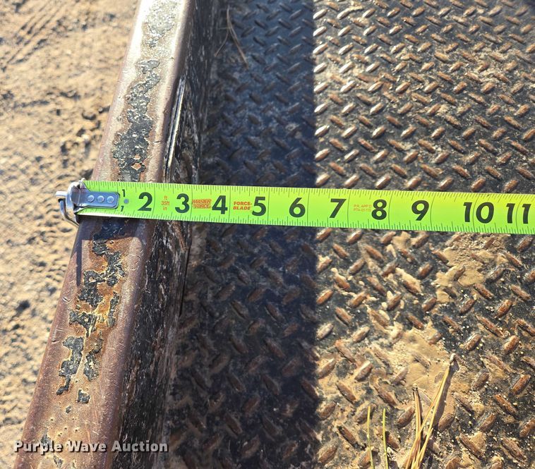 image for item ES2662 2004 Ford F350  Super Duty Crew Cab flatbed truck