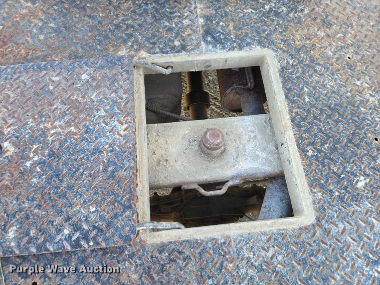 image for item ES2662 2004 Ford F350  Super Duty Crew Cab flatbed truck