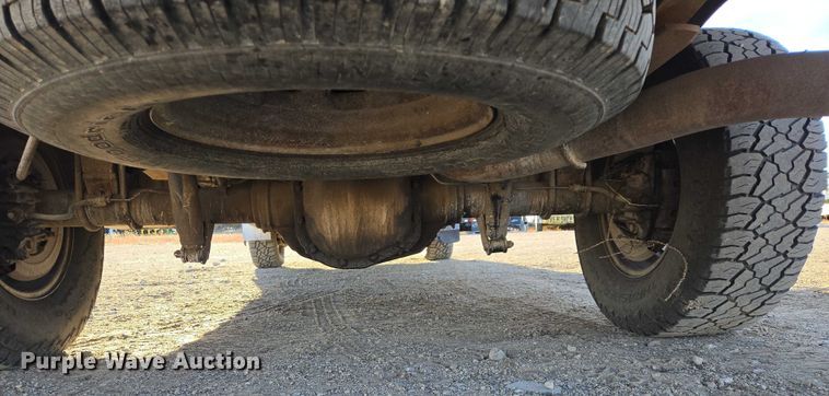 image for item ES2662 2004 Ford F350  Super Duty Crew Cab flatbed truck