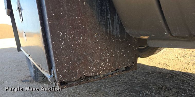 image for item ES2662 2004 Ford F350  Super Duty Crew Cab flatbed truck