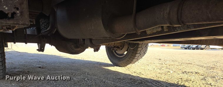 image for item ES2662 2004 Ford F350  Super Duty Crew Cab flatbed truck