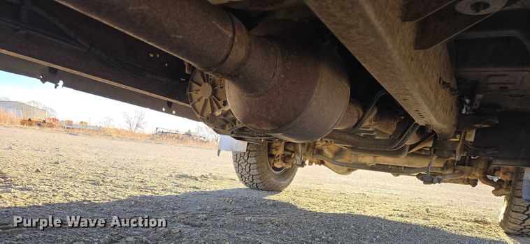 image for item ES2662 2004 Ford F350  Super Duty Crew Cab flatbed truck