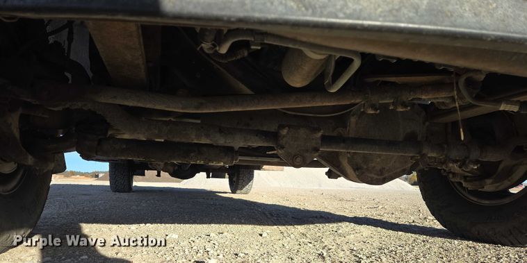 image for item ES2662 2004 Ford F350  Super Duty Crew Cab flatbed truck