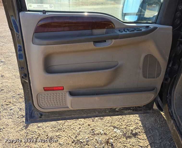 image for item ES2662 2004 Ford F350  Super Duty Crew Cab flatbed truck