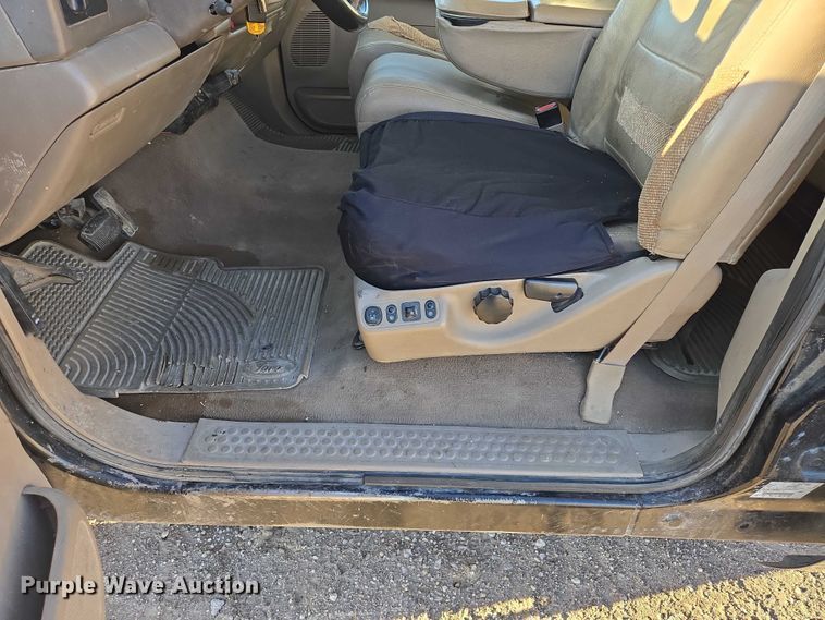 image for item ES2662 2004 Ford F350  Super Duty Crew Cab flatbed truck