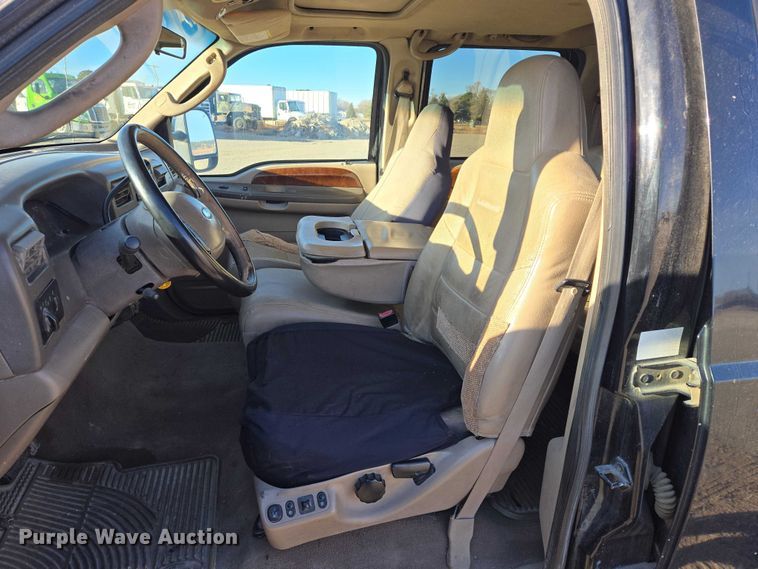 image for item ES2662 2004 Ford F350  Super Duty Crew Cab flatbed truck