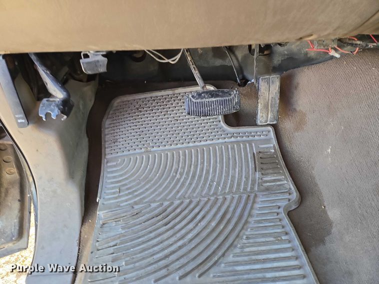 image for item ES2662 2004 Ford F350  Super Duty Crew Cab flatbed truck