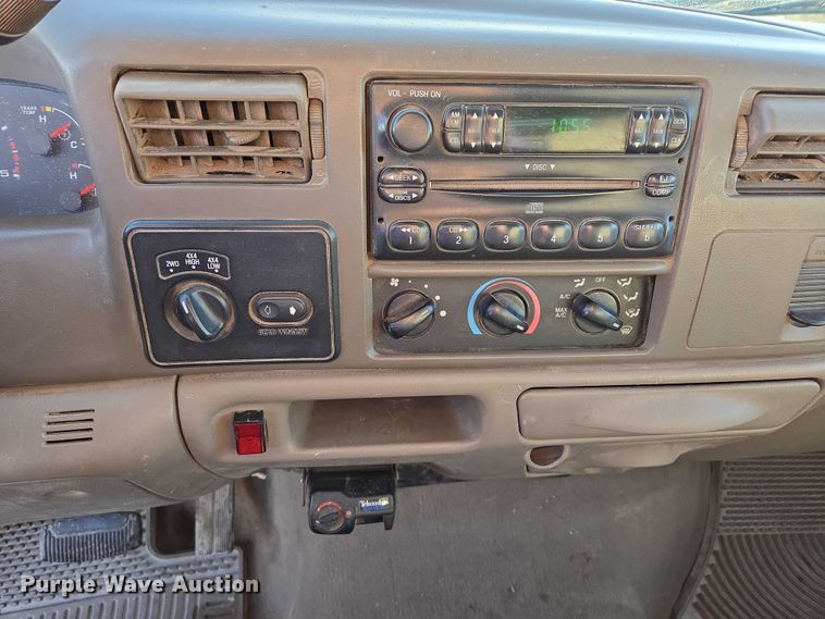 image for item ES2662 2004 Ford F350  Super Duty Crew Cab flatbed truck