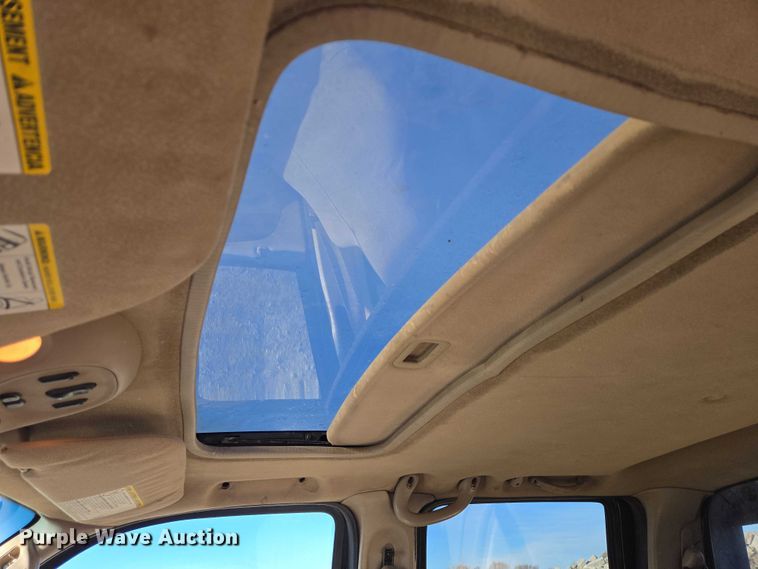 image for item ES2662 2004 Ford F350  Super Duty Crew Cab flatbed truck