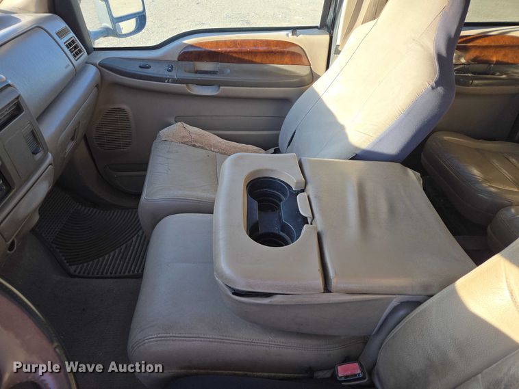 image for item ES2662 2004 Ford F350  Super Duty Crew Cab flatbed truck