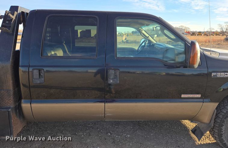 image for item ES2662 2004 Ford F350  Super Duty Crew Cab flatbed truck