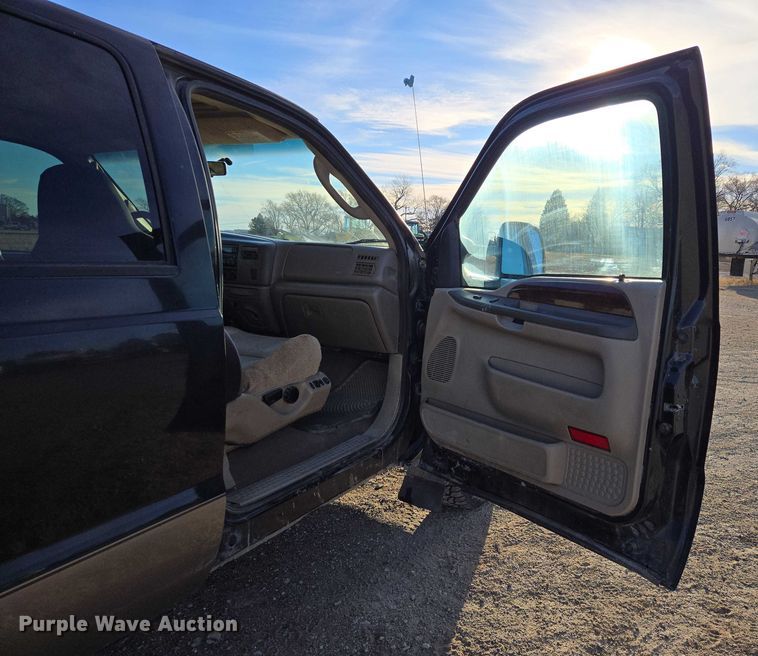 image for item ES2662 2004 Ford F350  Super Duty Crew Cab flatbed truck