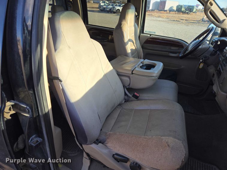 image for item ES2662 2004 Ford F350  Super Duty Crew Cab flatbed truck