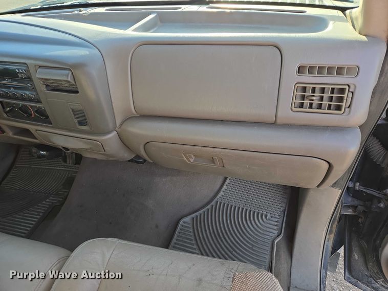 image for item ES2662 2004 Ford F350  Super Duty Crew Cab flatbed truck