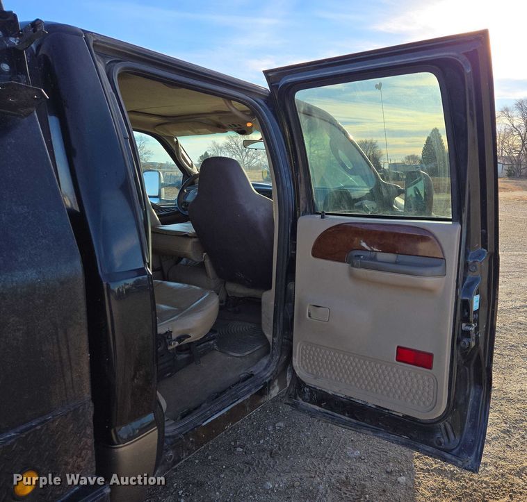 image for item ES2662 2004 Ford F350  Super Duty Crew Cab flatbed truck