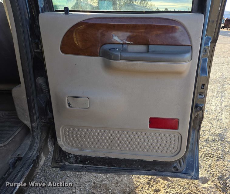 image for item ES2662 2004 Ford F350  Super Duty Crew Cab flatbed truck