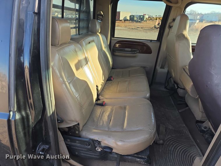 image for item ES2662 2004 Ford F350  Super Duty Crew Cab flatbed truck