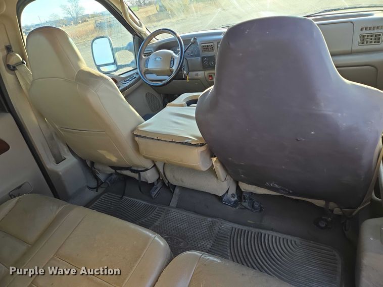 image for item ES2662 2004 Ford F350  Super Duty Crew Cab flatbed truck