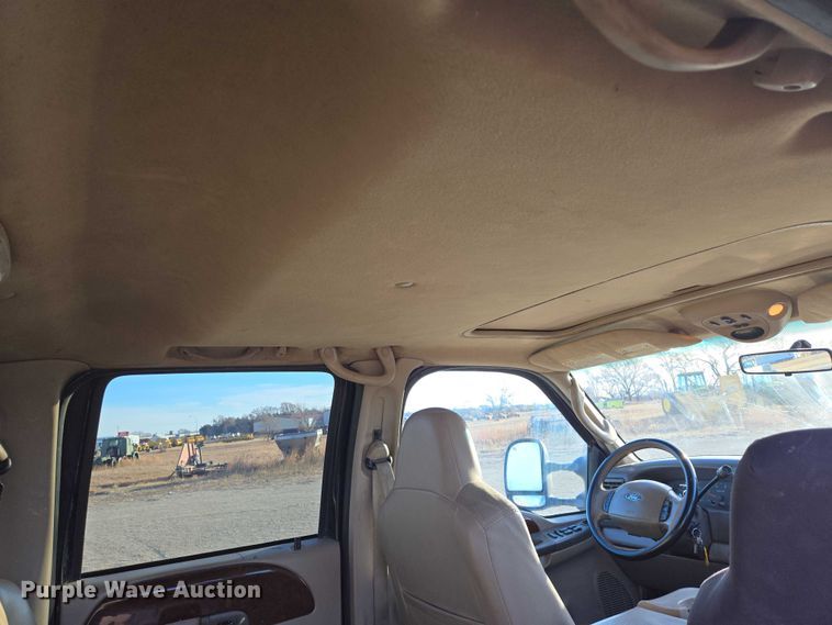 image for item ES2662 2004 Ford F350  Super Duty Crew Cab flatbed truck