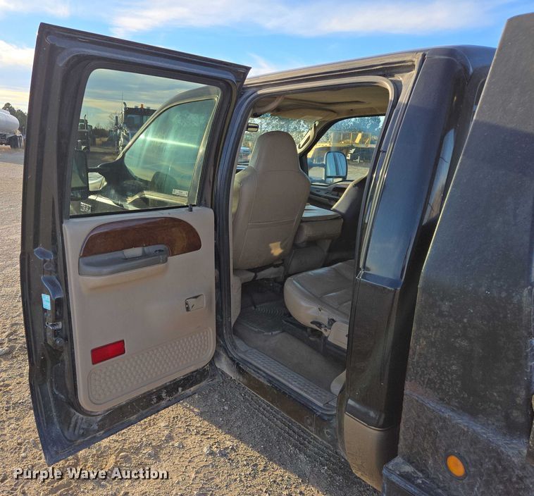 image for item ES2662 2004 Ford F350  Super Duty Crew Cab flatbed truck