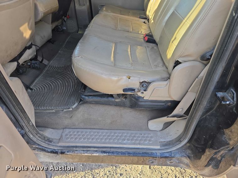 image for item ES2662 2004 Ford F350  Super Duty Crew Cab flatbed truck