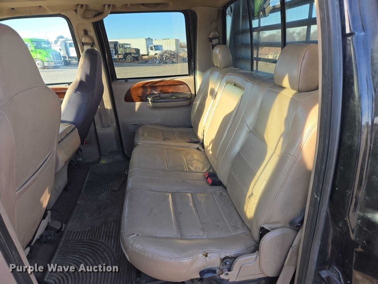 image for item ES2662 2004 Ford F350  Super Duty Crew Cab flatbed truck