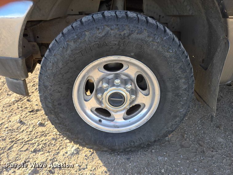 image for item ES2662 2004 Ford F350  Super Duty Crew Cab flatbed truck