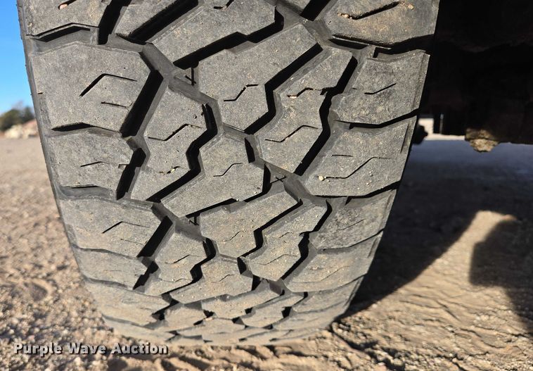 image for item ES2662 2004 Ford F350  Super Duty Crew Cab flatbed truck