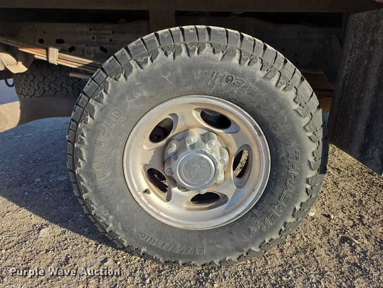 image for item ES2662 2004 Ford F350  Super Duty Crew Cab flatbed truck