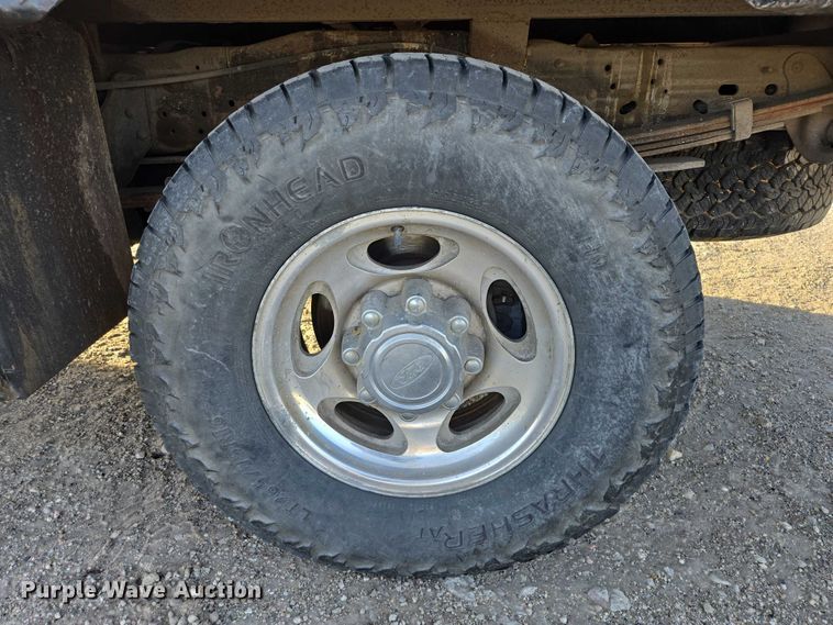 image for item ES2662 2004 Ford F350  Super Duty Crew Cab flatbed truck