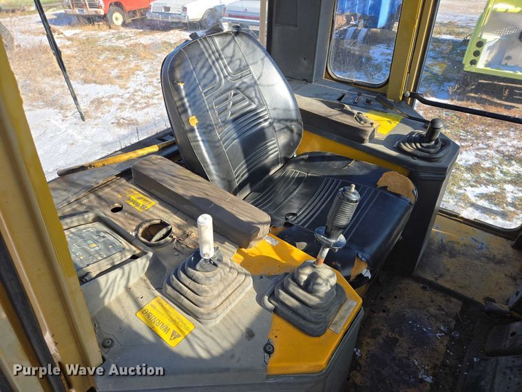 image for item ES2669 1986 Fiatallis FL14E track loader