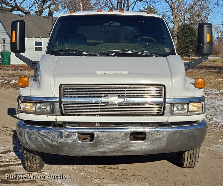 image for item ES2670 2004 Chevrolet C4500 Crew Cab pickup truck