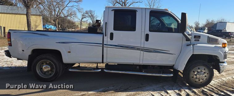 image for item ES2670 2004 Chevrolet C4500 Crew Cab pickup truck